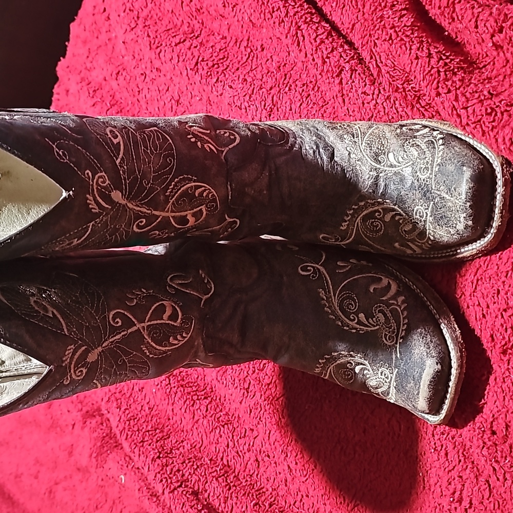 Womens size 9 1/2 Circle G western boots. Brown with golden fireflies.